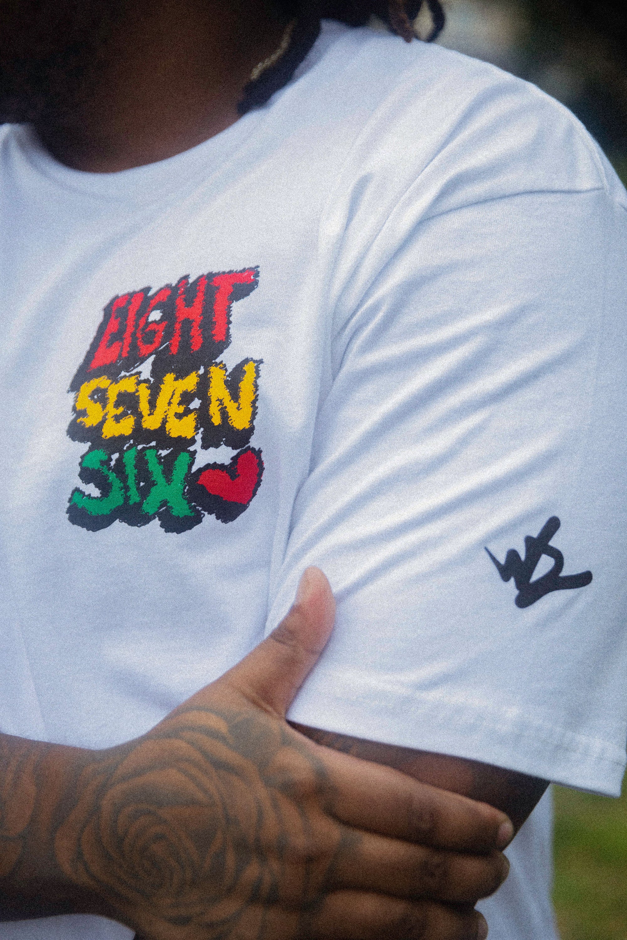 white eight seven six scribble t-shirt sleeve logo detail